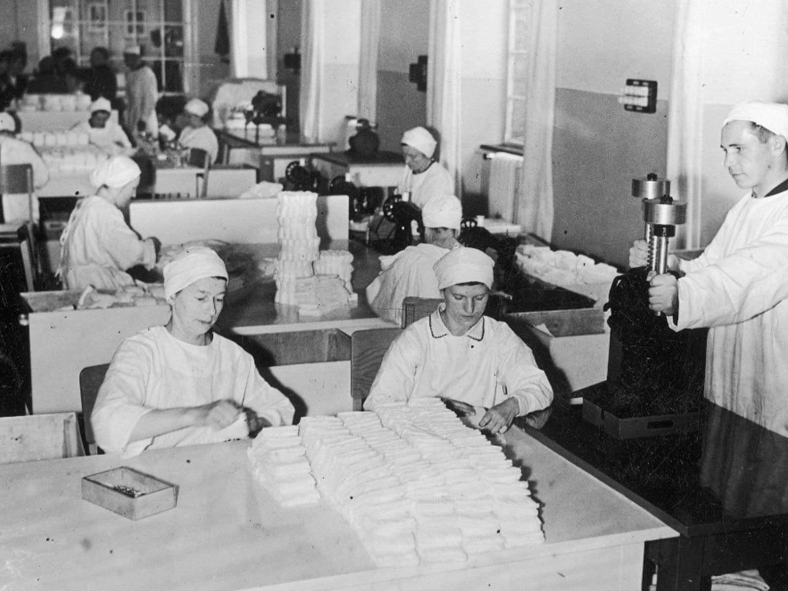 Wytwórnia Materiałów Opatrunkowych Polskiego Czerwonego Krzyża w Warszawie. Produkcja materiałów opatrunkowych dla wojska.