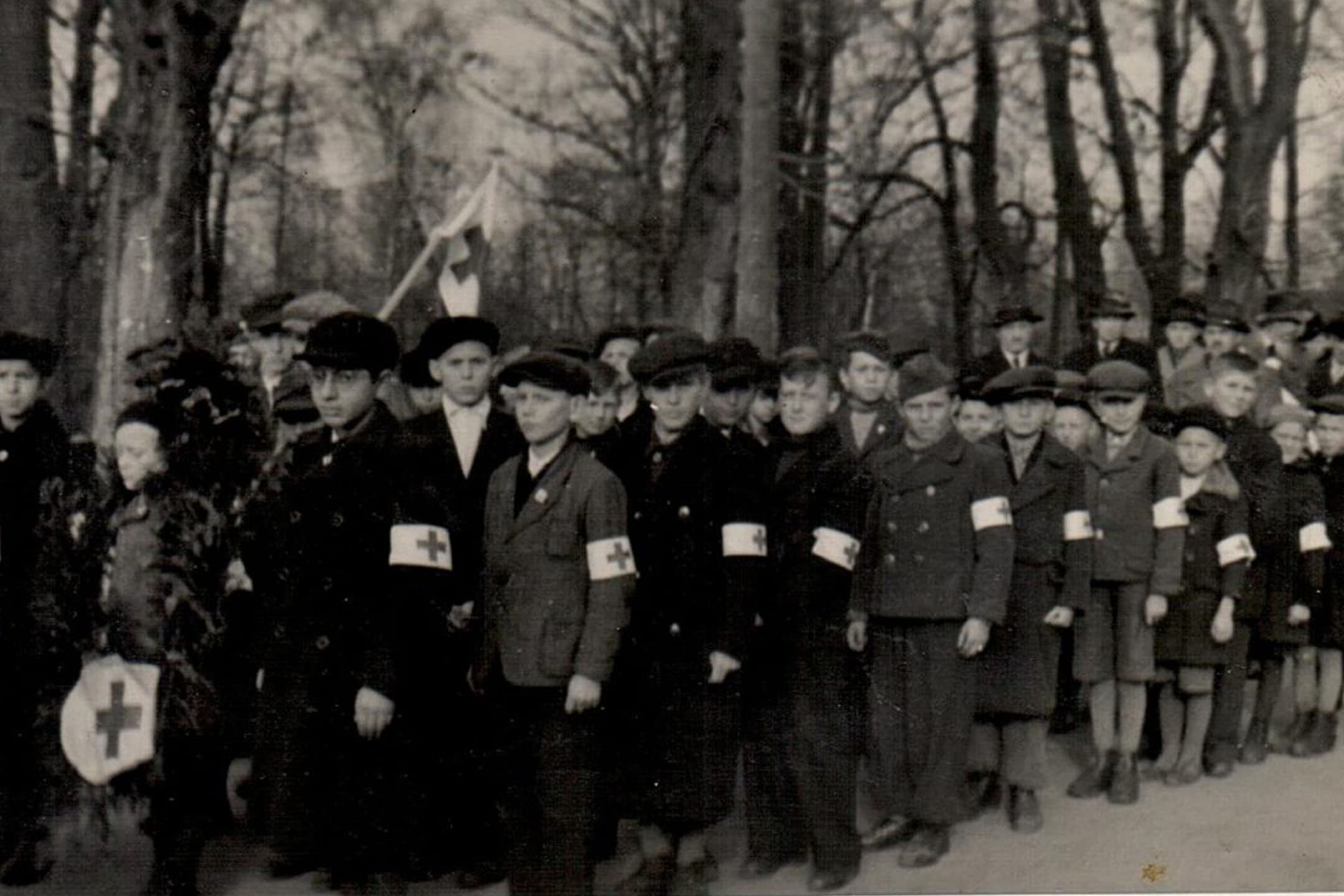 „Święto poległych” w dniu 1.11.1945 r. Koło Młodzieży PCK przy szkole pow. nr 1 w Krakowie.