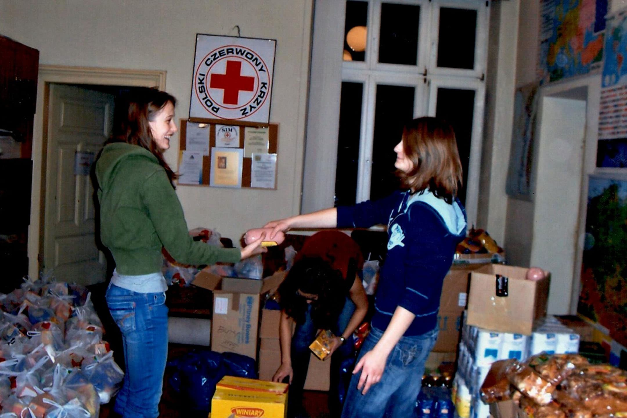 Organizowanie pomocy żywnościowej w siedzibie PCK Kraków.