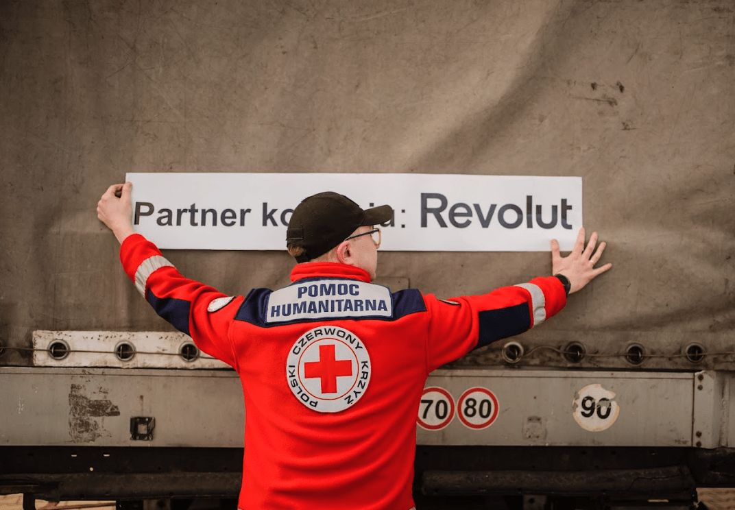 Transport humanitarny PCK i REVOLUT dotarł na Ukrainę